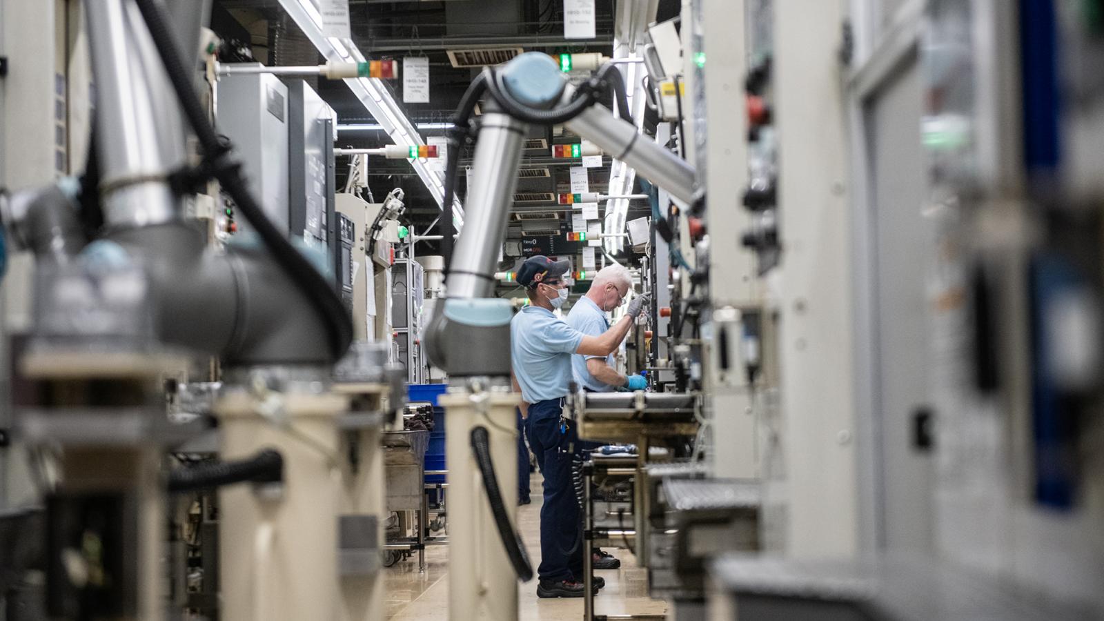 Több cégnél a kékgallérosok kaphatnak nagyobb emelést, az irodaiak hoppon maradhatnak