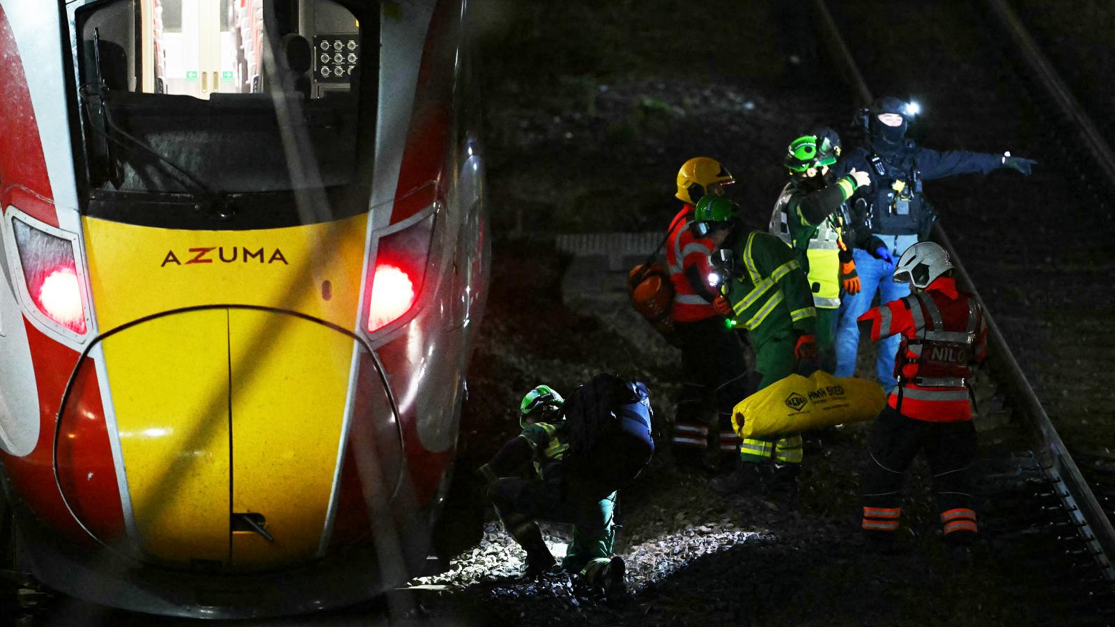 Rendőrök és a mentőszolgálat átkutatja a síneket a vonat alatt