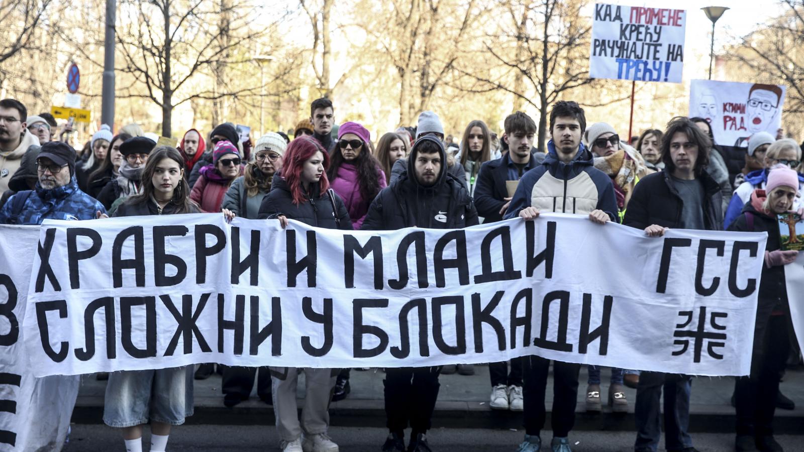A Belgrádi Egyetem hallgatói, középiskolások és pedagógusok tüntettek a szerbiai Oktatási Minisztérium épülete előtt február 11-én.