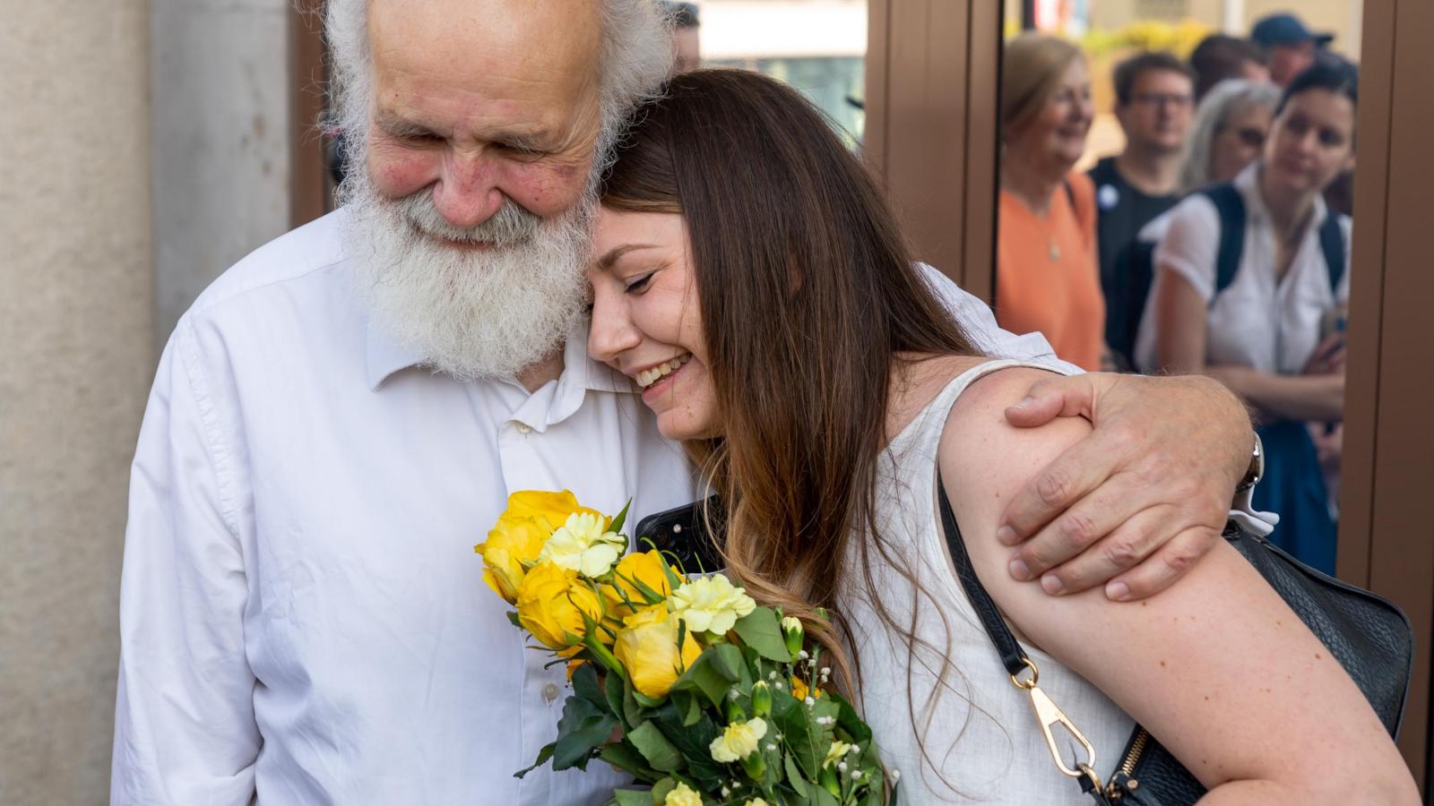 Szolidaritás Donáth Anna mellett, akit beidéztek az ügyészségre. Iványi Gábor támogatja. 2024. szeptember 5.