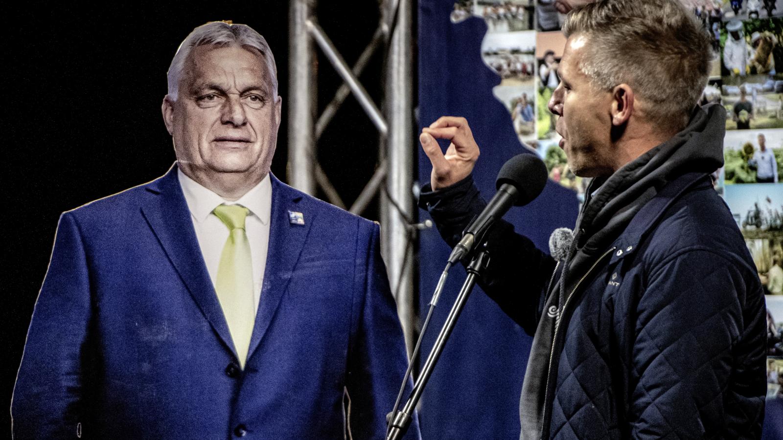 Magyar Péter a miniszterelnök kartonfigurájával. Elbeszélnek egymás mellett