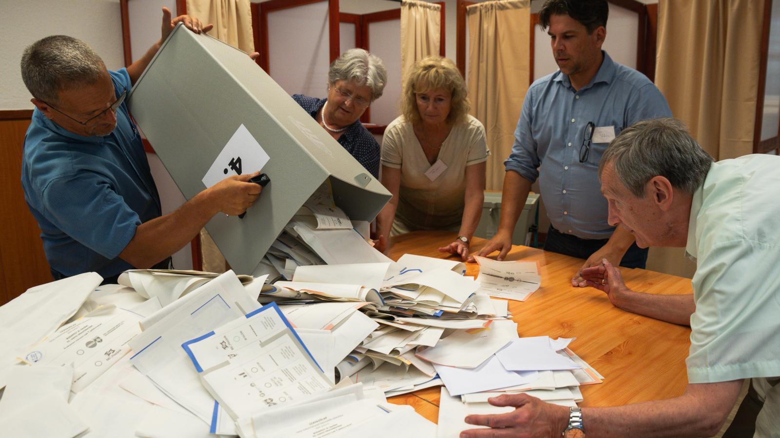 Hatezer választott szavazatszámlálóra lesz szükség a fővárosban