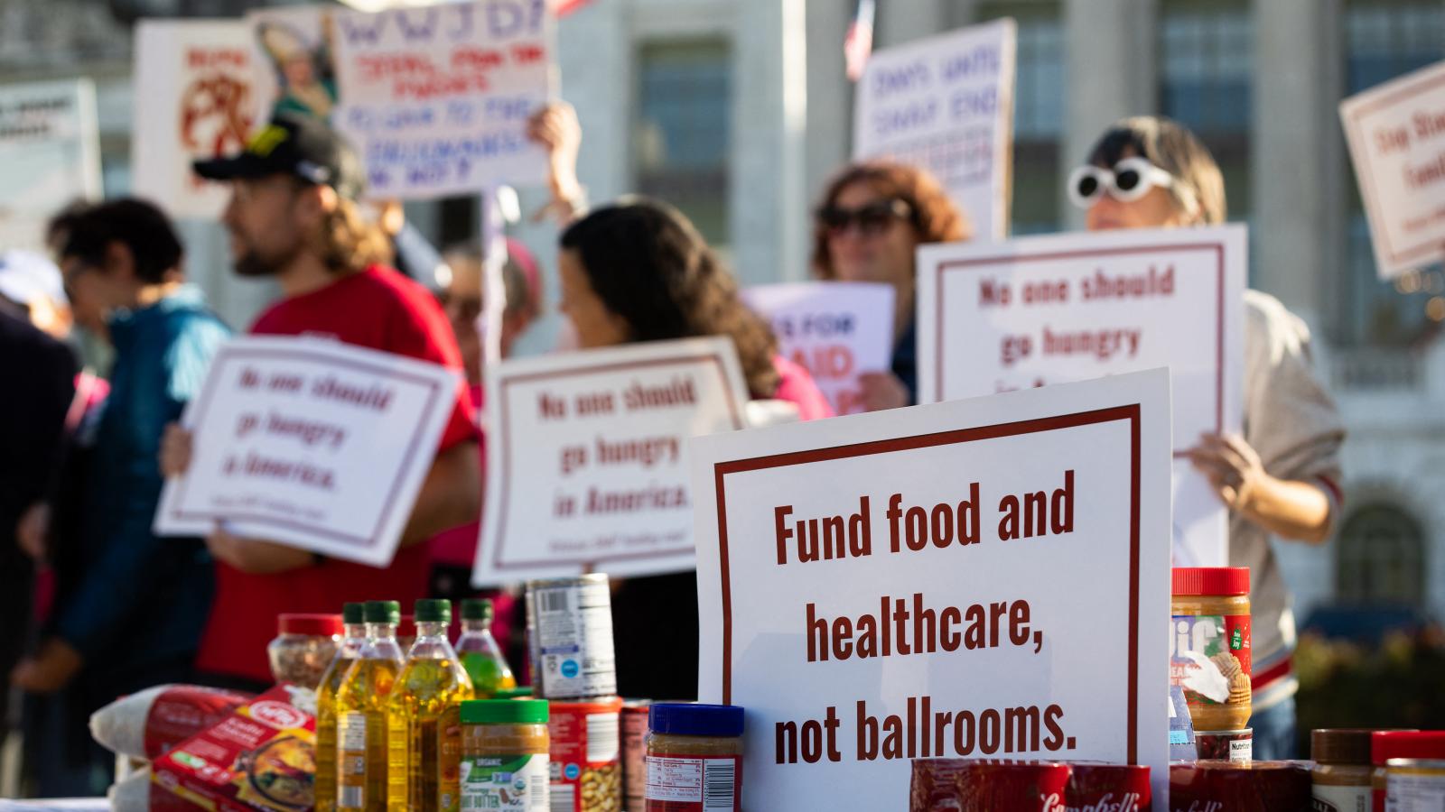 „Az élelmezést és az egészségügyet finanszírozd, ne a báltermeket” – üzenik a kormányzati leállás miatt megszüntetett élelmiszer-támogatások helyreállításáért tüntetők