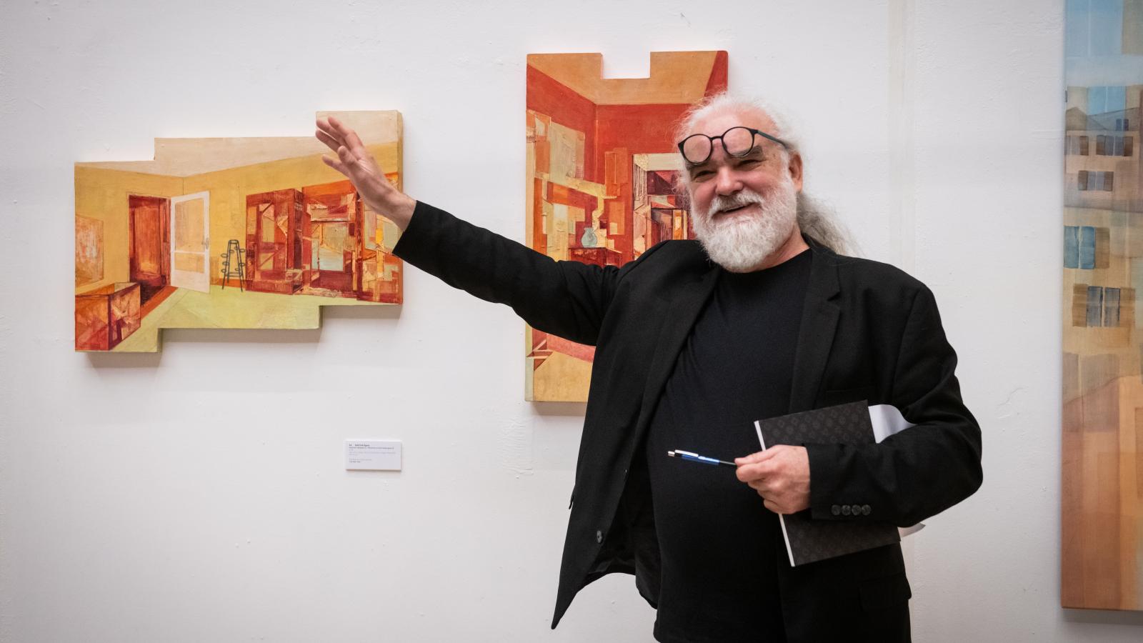 A sajtóbejáráson Szurcsik József festőművész, az MKE docense ismertette a műveket