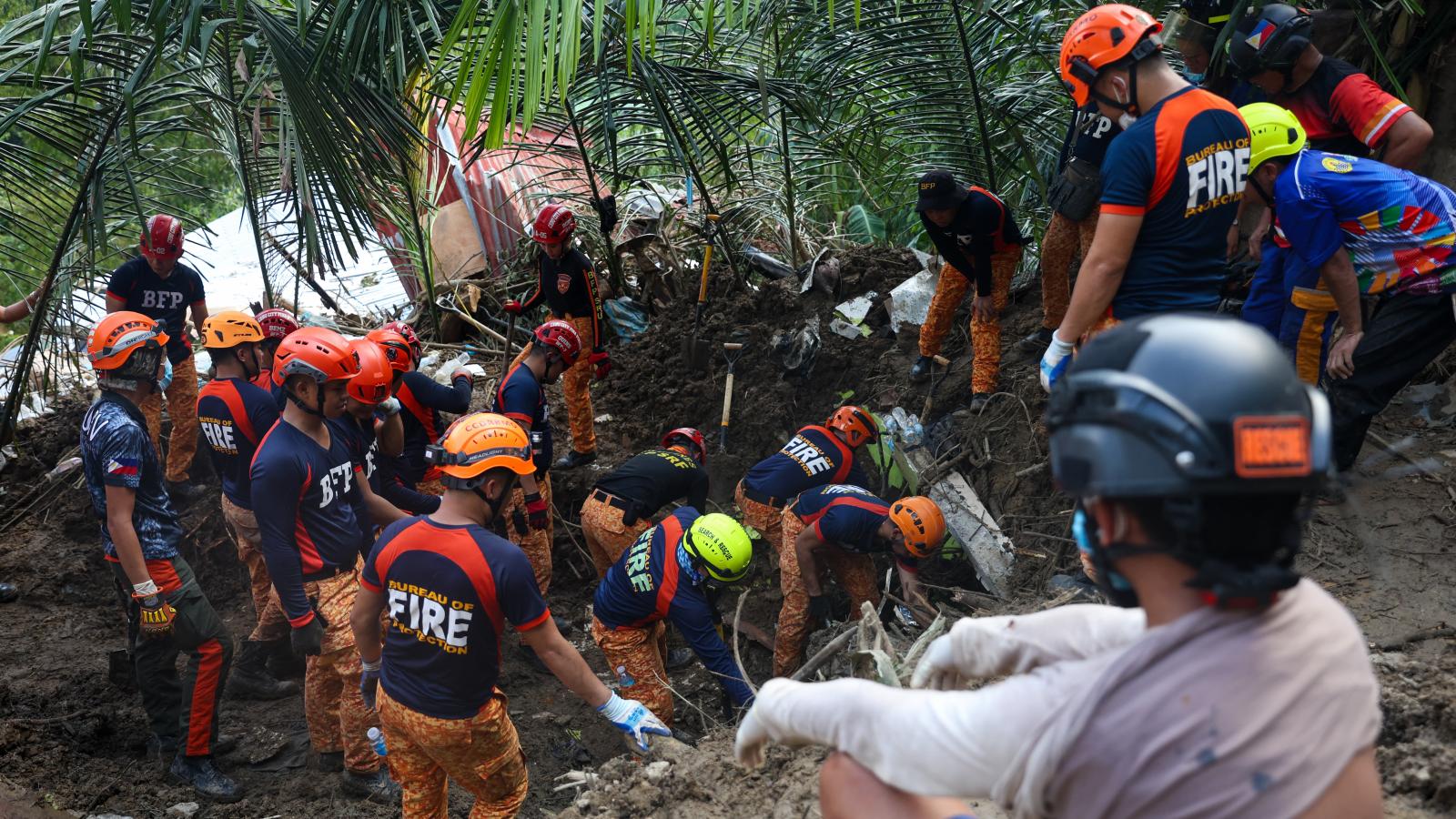 Mentők embereket keresnek egy ház romjai alatt.