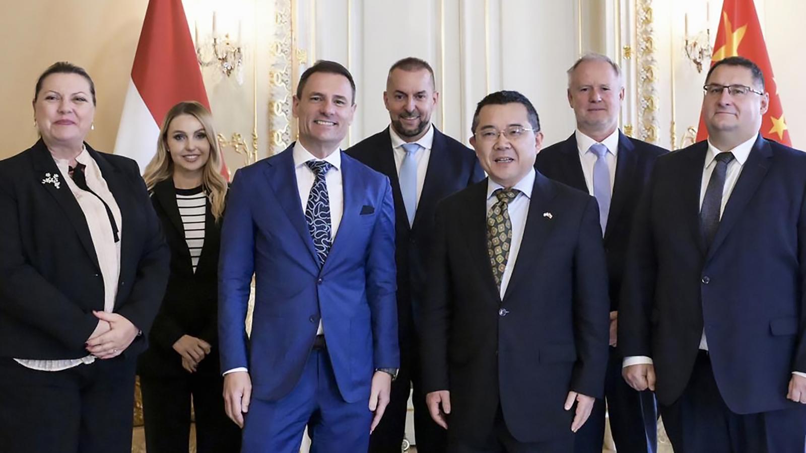 Tuzson Bence és Gong Tao Kínai nagykövet