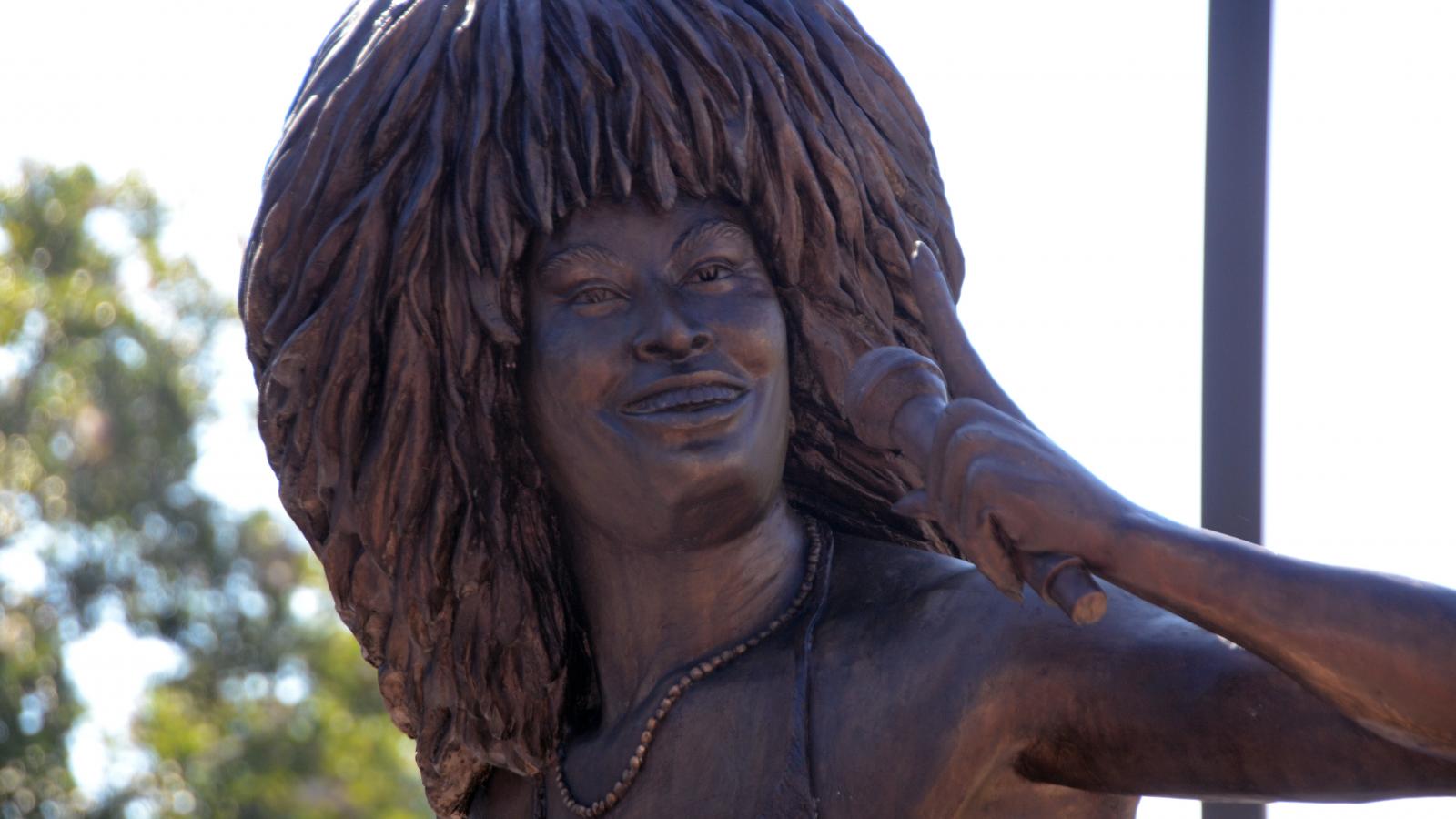 Tina Turner szobra a közösségi médiában napokon belül vicc tárgya lett