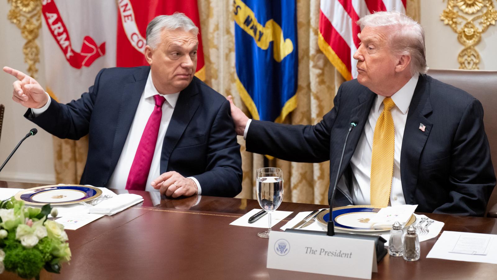 Egymás mellett. A szakértő szerint kommunikációs szempontból mindenképp siker a magyar miniszterelnöknek