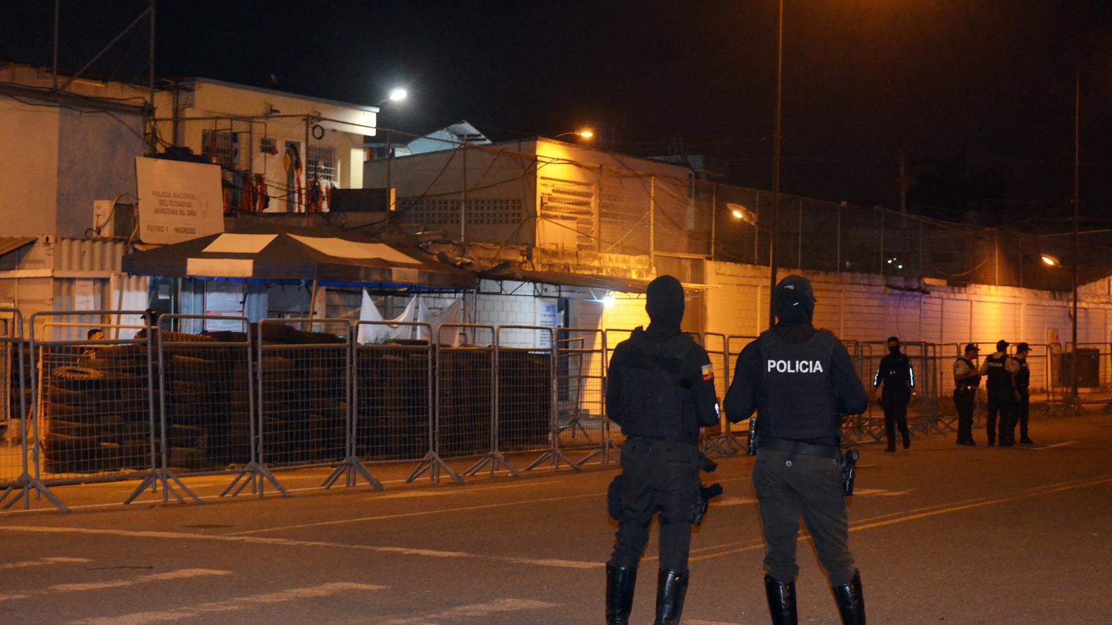 Rendőrök az ecuadori Machalában található börtön bejáratánál 2025. november 9-én