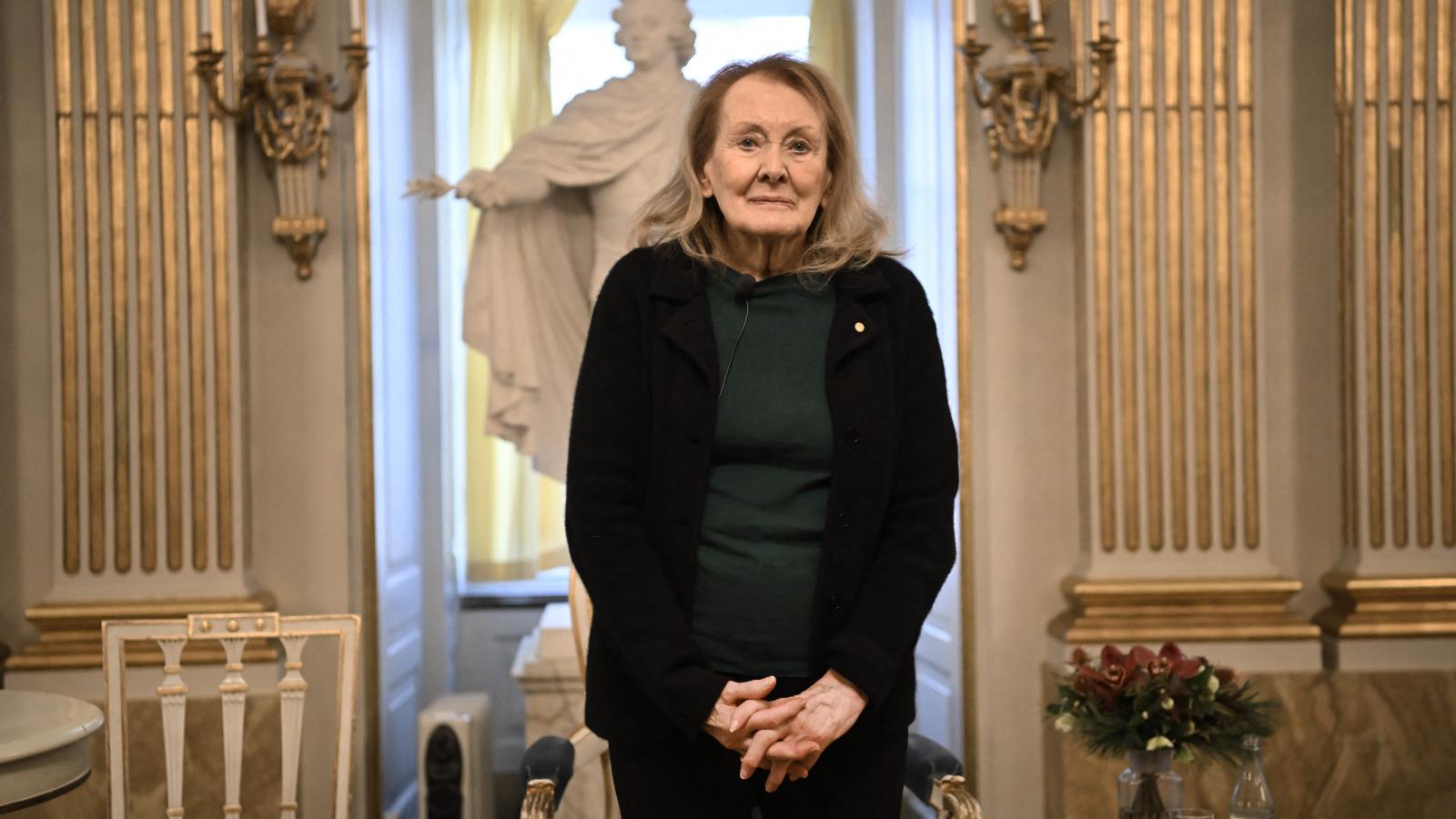 Ernaux főhősének csak az teszi elviselhetővé a nevelődés lélektelen körülményeit, hogy semmilyen összehasonlítási alapja sincs: számára a világ ilyen