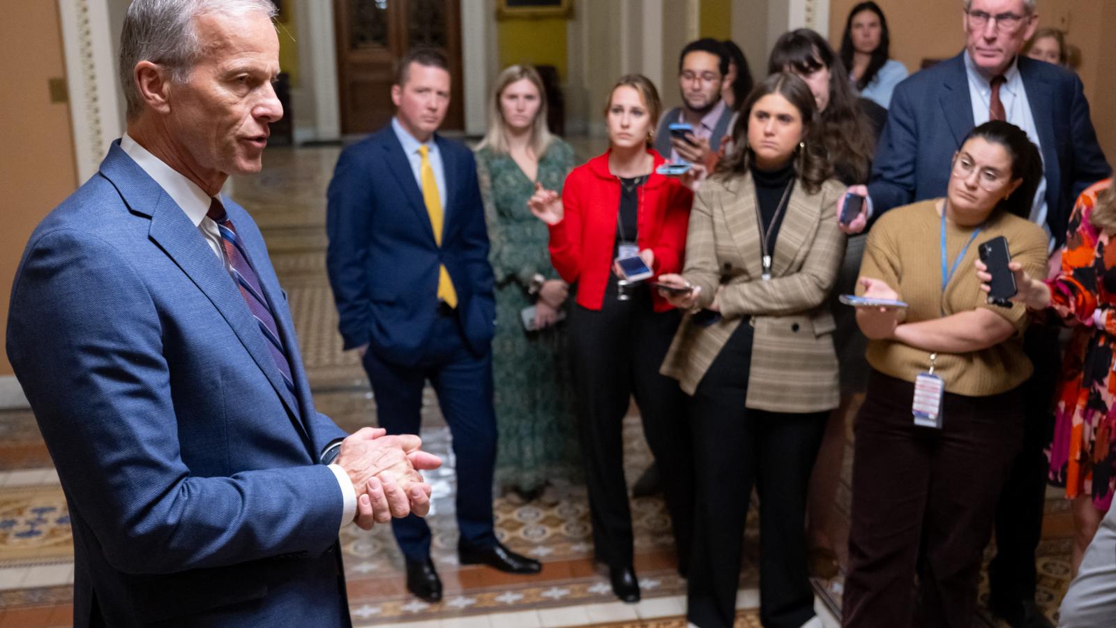 John Thune szenátusi republikánus frakcióvezető és az újságírók