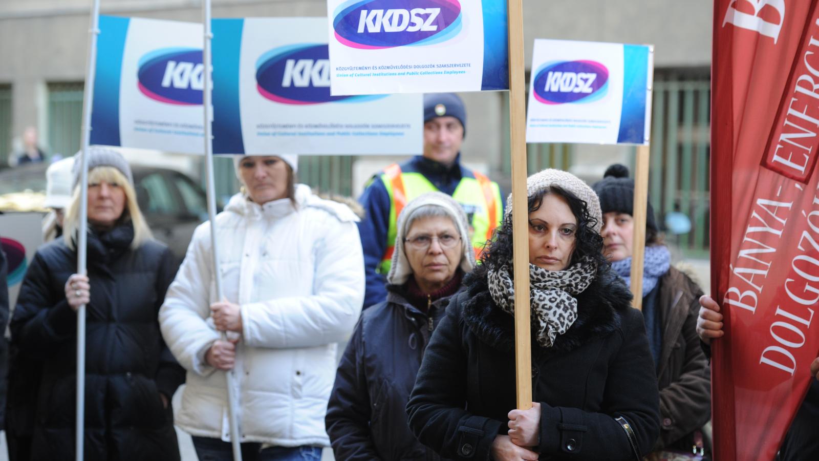 A Közgyűjteményi és Közművelődési Dolgozók Szakszervezete (KKDSZ) sajtótájékoztatót tart az Emberi Erőforrások Minisztériumának Kultúráért Felelős Államtitkársága előtt 2018. január 22-én.