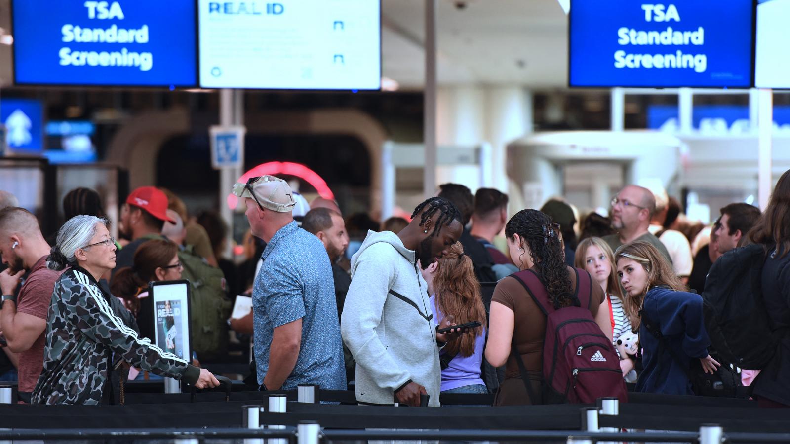 A kormányzati leállás a légi forgalmat is sújtja, a közelgő „pulykaünnepre” komoly gondok adódhatnak országszerte