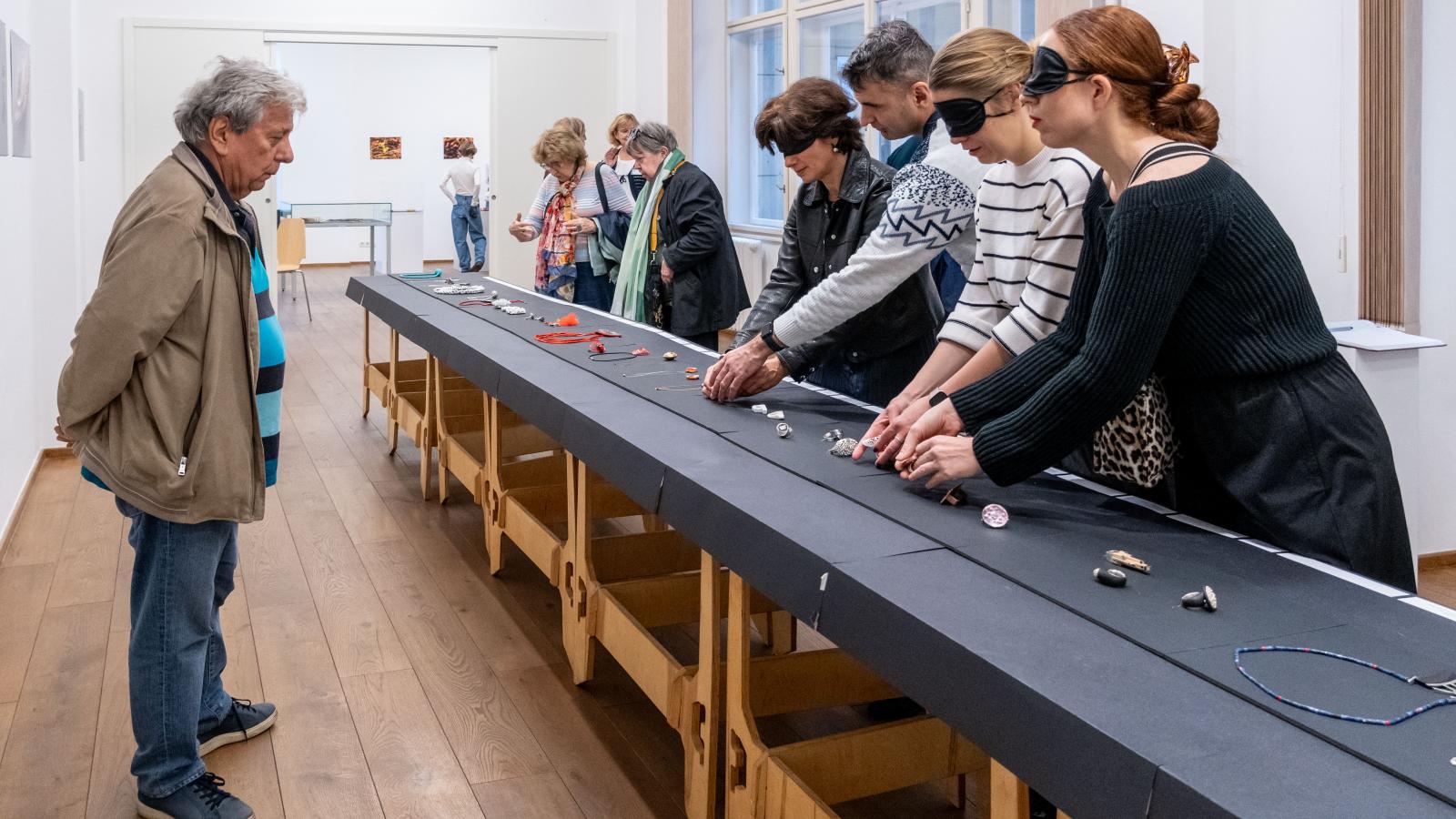 A kiállításon nem nézni kellett, hanem tapintani