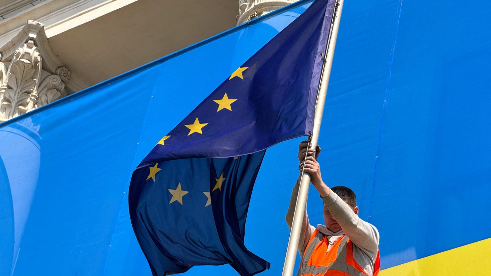 Ukrajna és az Európai Unió zászlója Zaporizzsjában a városi tanács épületénél egy korábbi ünnepségen