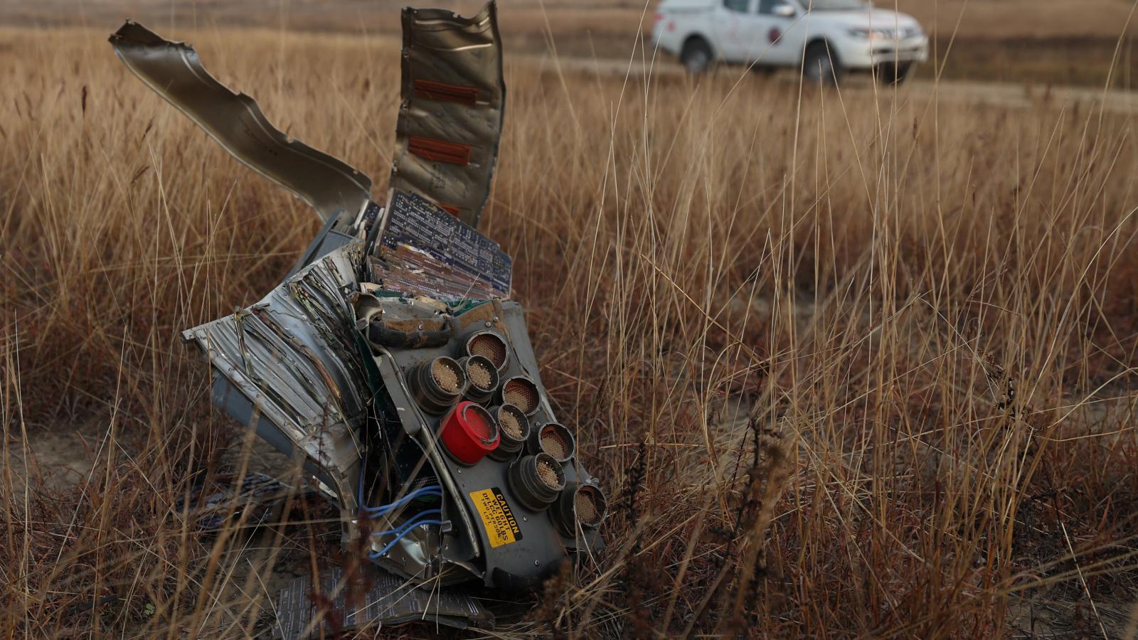 A katonai teherszállító repülőgép roncsai a baleset helyszínén, a grúz-azerbajdzsáni határ közelében 2025. november 12-én.