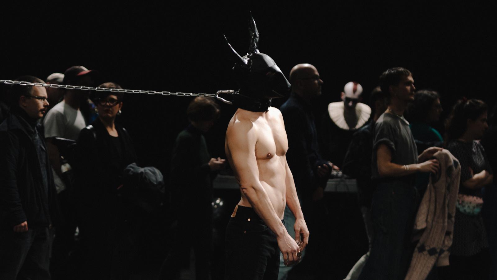 Jelenet a Hollow kollektíva Baby című előadásából