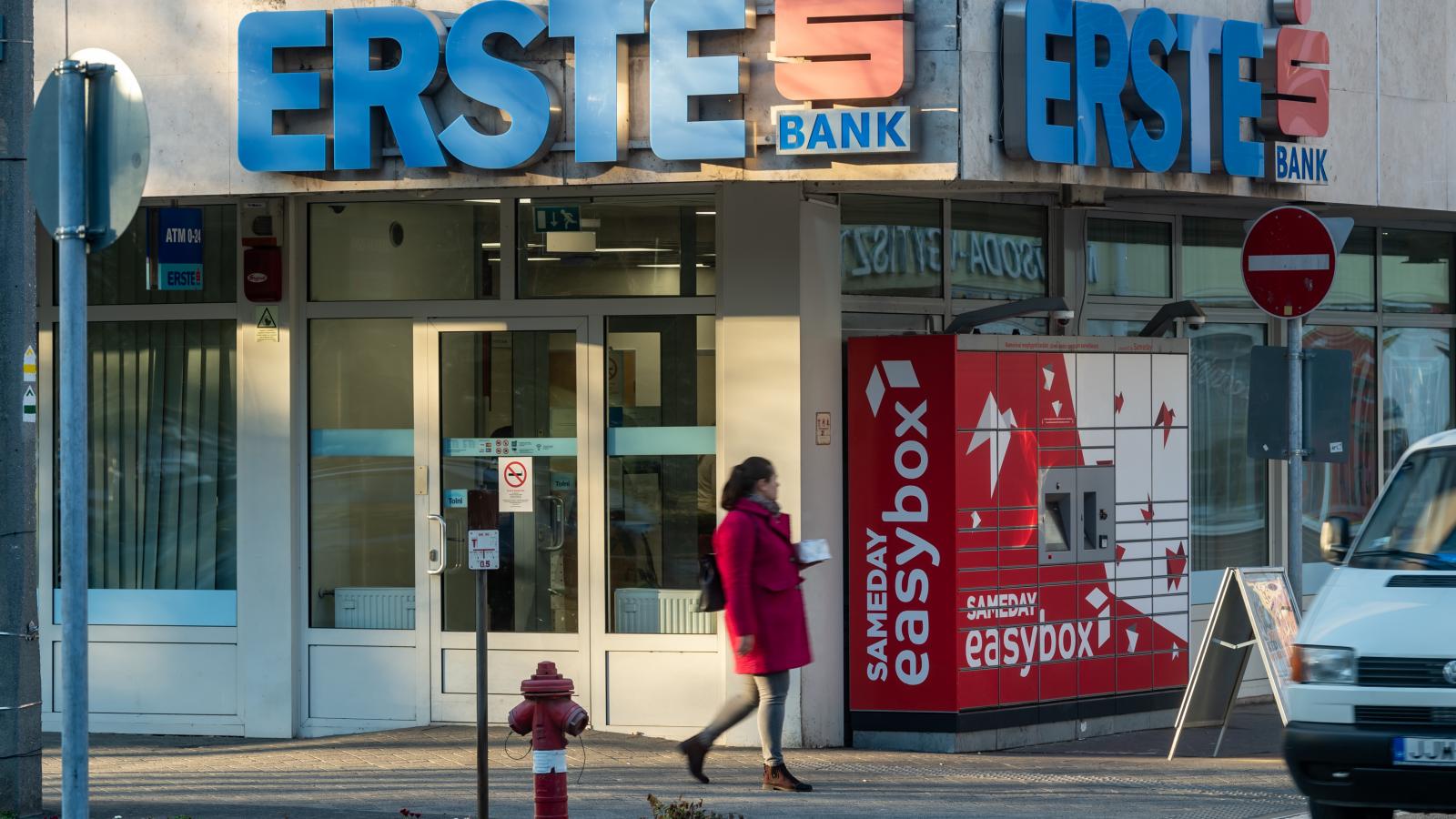 A kormány nem engedi a bankokat: velük fizetteti a költségvetés megugró kiadásait