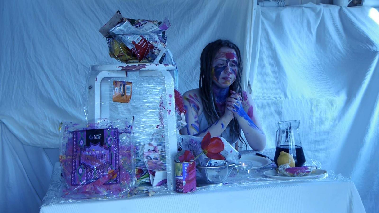 A Mi lesz veled, Roosi? című alkotás végigvezet a természetes anya–lánya konfliktuson