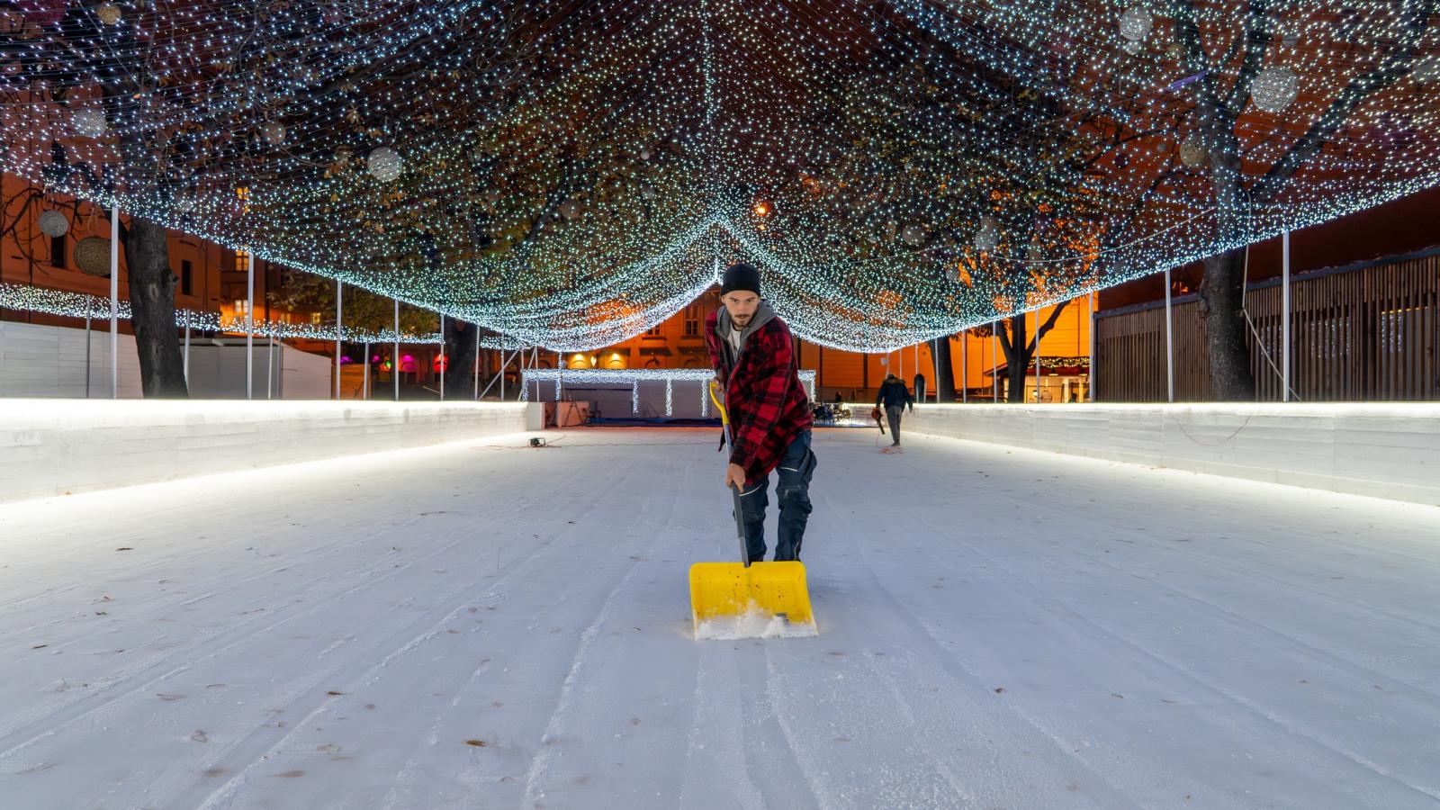 Ünnepi jégpálya-készítés a Városháza Parkban