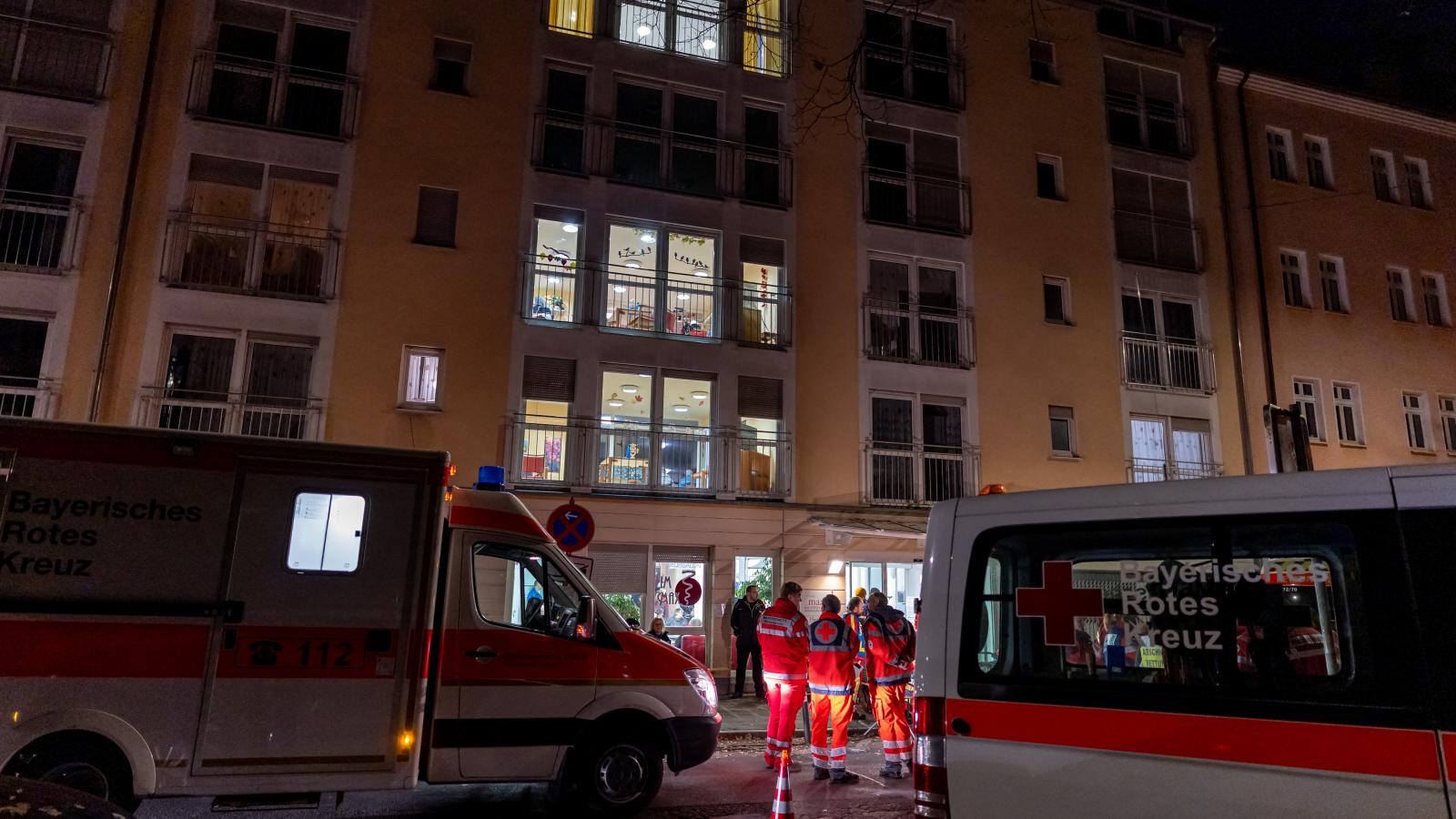 Mentősök egy idősek otthona előtt Nürnbergben, ahol egy második világháborús amerikai légibomba hatástalanítása miatt evakuálást hajtották végre