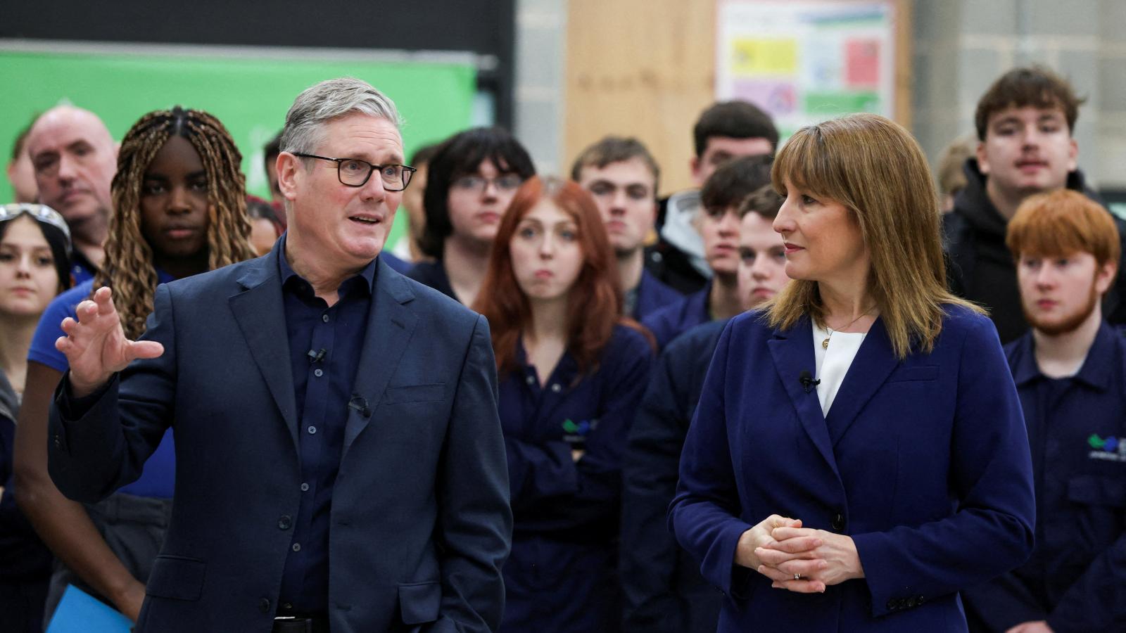 Keir Starmer a héten a 30 milliárd fontos költségvetési „fekete lyuk” betömésének gondjával küzdő Rachel Reeves pénzügyminiszterrel együtt látogatta meg a walesi Menai egyetemet