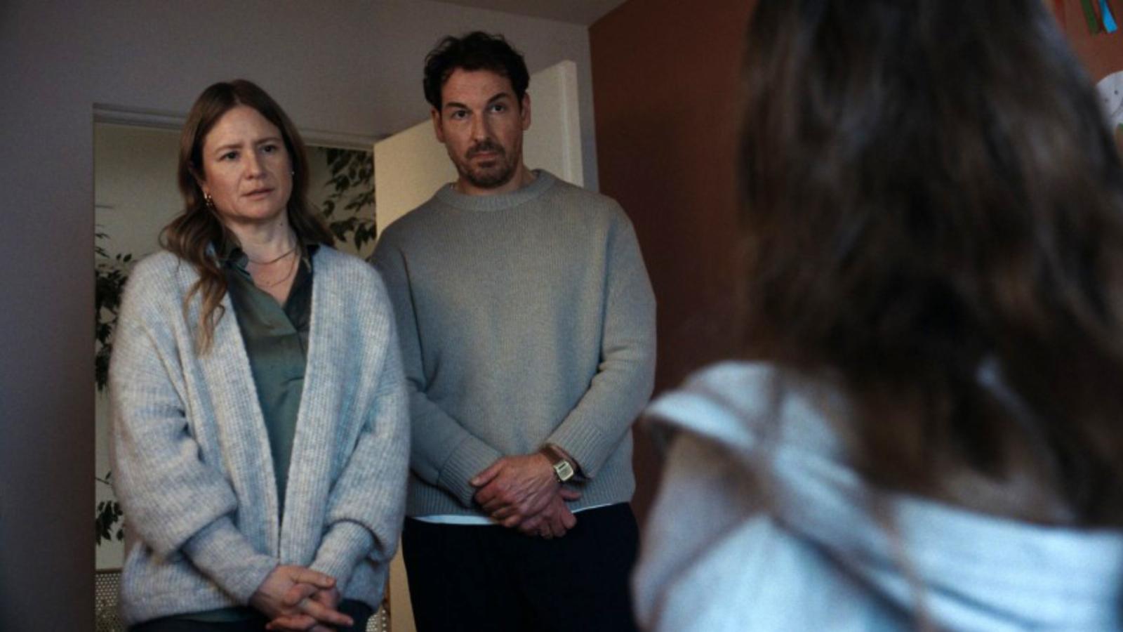 A szülők szerepében Julia Jentsch és Felix Kramer, háttal a főszereplőt, Mariellét alakító Laeni Geiseler