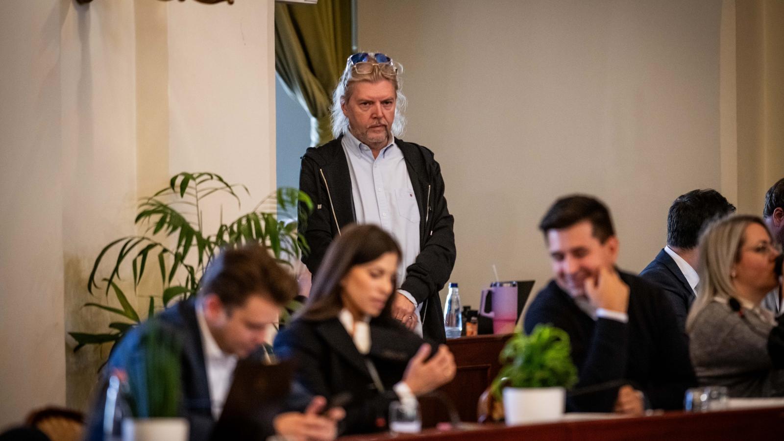 Gerendai Károly a Fidesz frakció sorai mögött a fővárosi közgyűlés október 29-ei ülésén