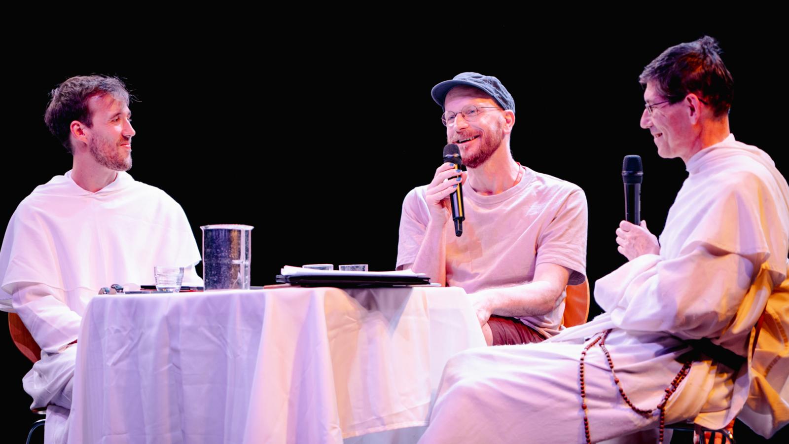 Színikritikusként nem mentik fel automatikusan a vallási témákat érintő előadásokat, de nem is rekesztik ki őket. Elfogadják, hogy az Istenről való gondolkodásnak sokféle hangja lehet