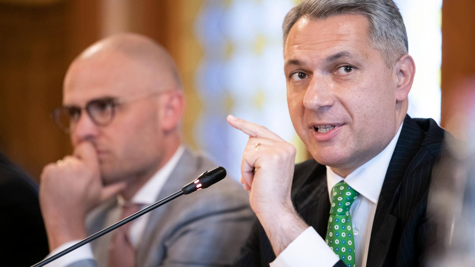 Lázár János munkájában régóta külön életet élnek egymástól a szavak és a tettek