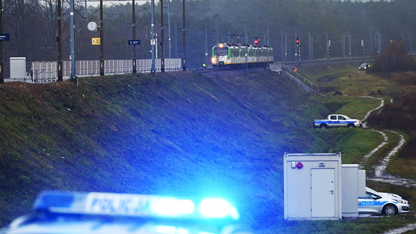 Rendőri nyomozás a Mika vasútállomás közelében megrongálódott vasúti sínszakaszon.