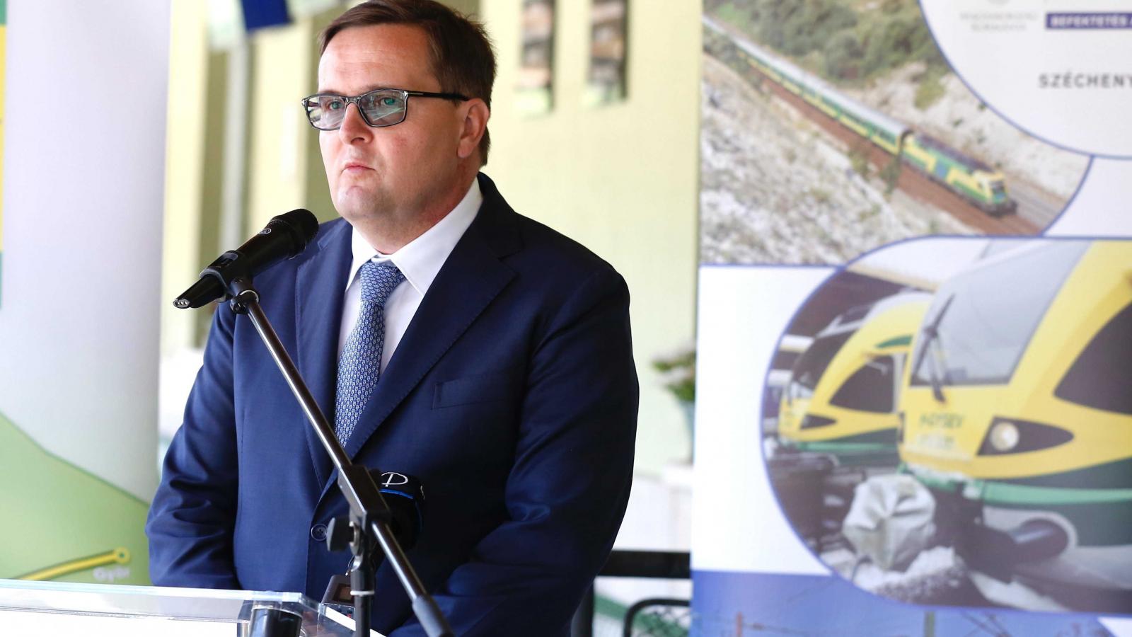 Homlok Zsolt, a kivitelezõ Homlok Építõ Zrt. vezérigazgatója beszédet mond a Kõszeg-Szombathely vasútvonal teljes felújításáról tartott sajtótájékoztatón.