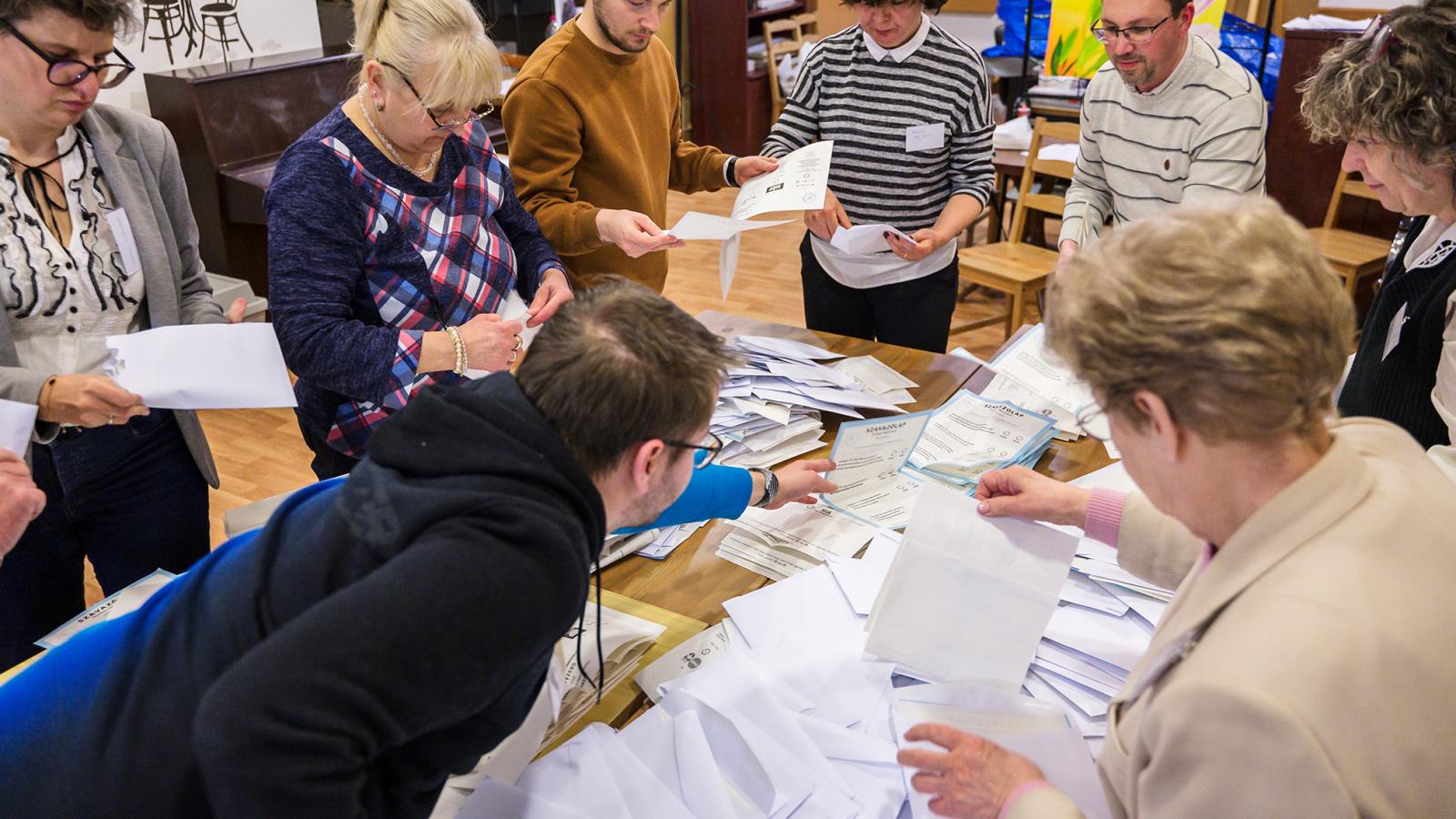 Munkában. Karácsony Gergely a demokrácia védelmére hivatkozva kérte a fővárosiakat a feladatra