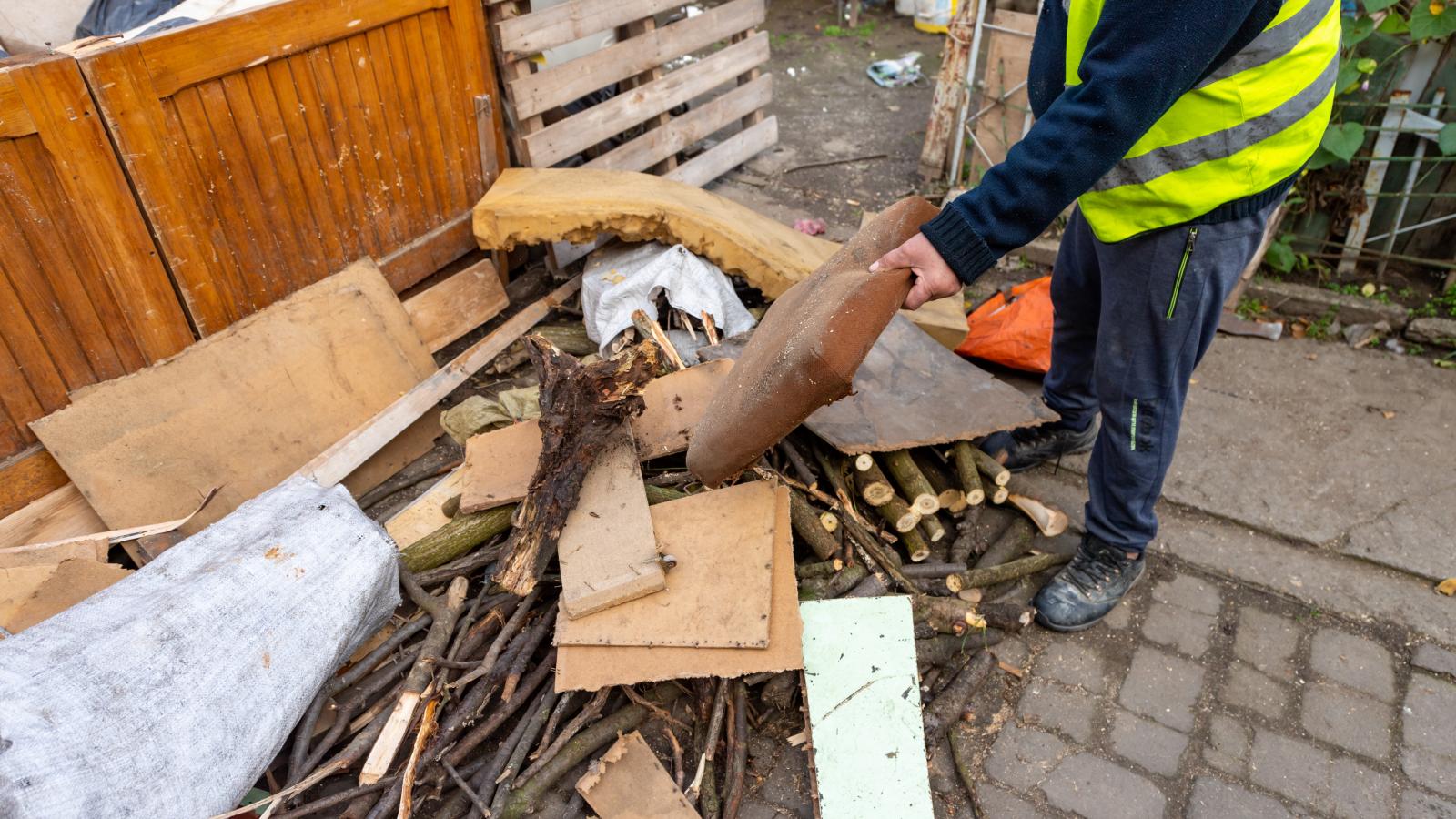 Amit találnak a ház körül, a tűzre dobják