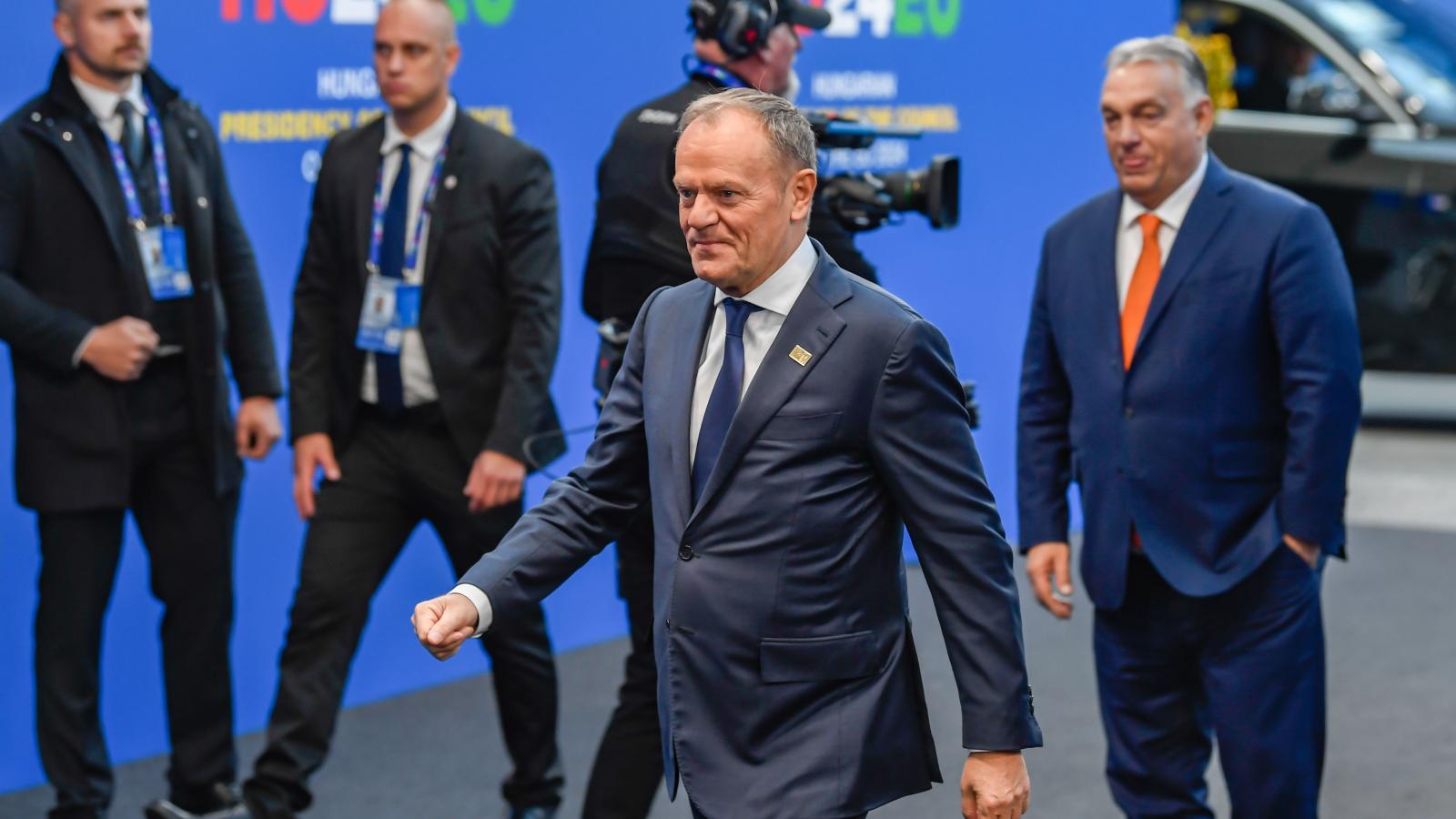 Donald Tusk és Orbán Viktor 2024. november 8-án a Puskás Arénában