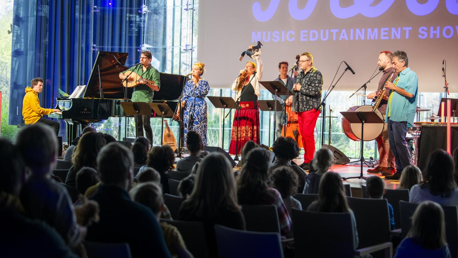 A Muzsikáló Természet Zenekar a képzeletbeli színes lovaink hátán a csillagok közé repített