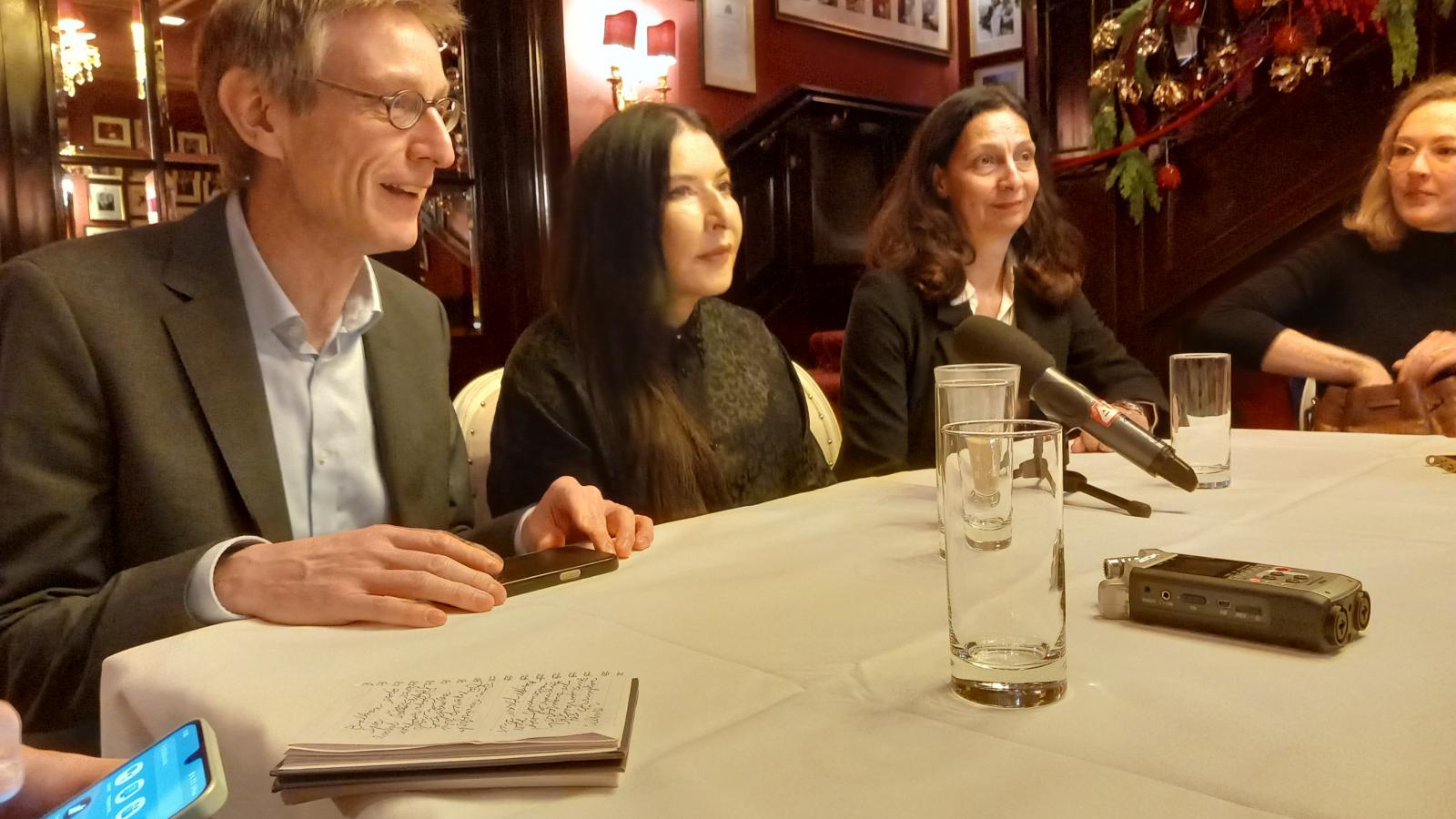 Ralph Gleis, az Albertina igazgatója, Marina Abramović performance-művész és Bettina M. Busse, a bécsi Abramović-kiállítás kurátora