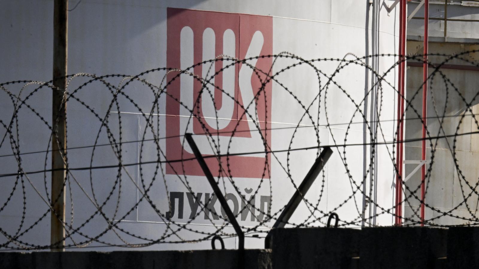 Életbe léptek a Lukoilt érintő amerikai korlátozások