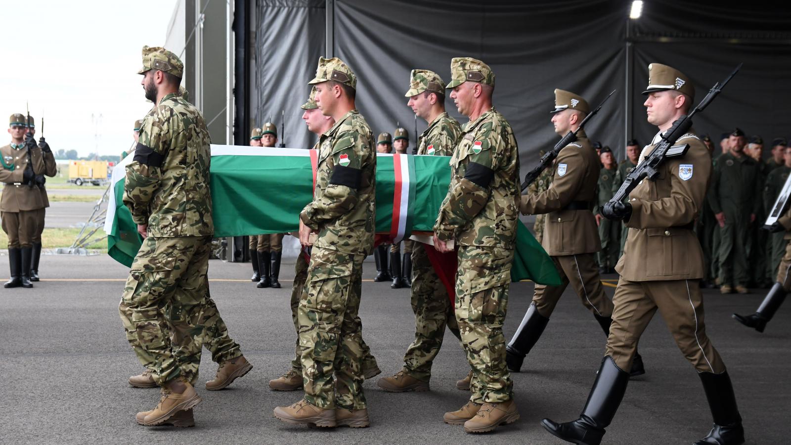 Katonai tiszteletadással fogadják a Horvátországban helikopterbalesetben elhunyt magyar katonák földi maradványait az MH 86. Szolnok Helikopter Bázison 2023. június 27-én