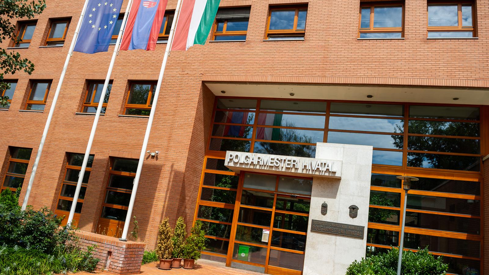 Az önkormányzat nyilvánosan szinte sosem bírálta a kormányt