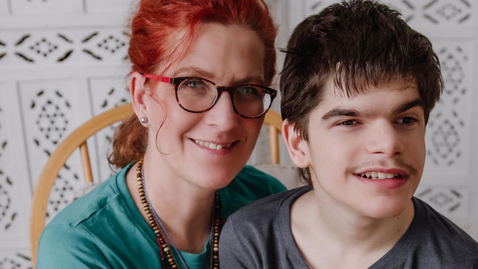 Somlai Zsuzsanna, a Völgyzugoly Alapítvány vezetője és fia, Nimród