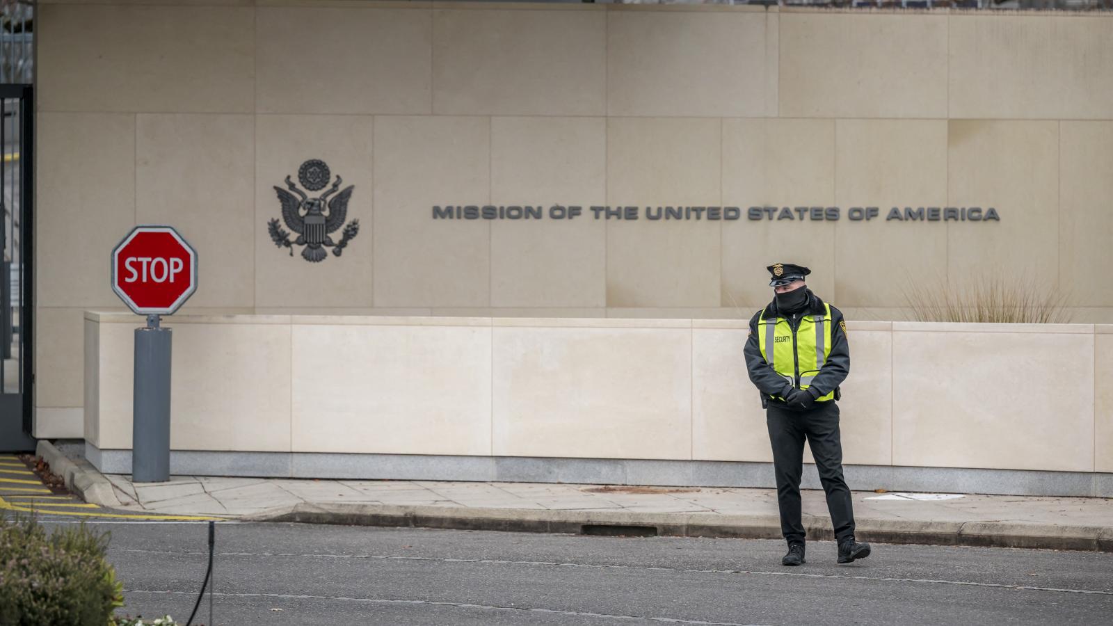 Egy amerikai biztonsági tiszt őrködik az amerikai békemegállapodásról folytatott tárgyalások közben.