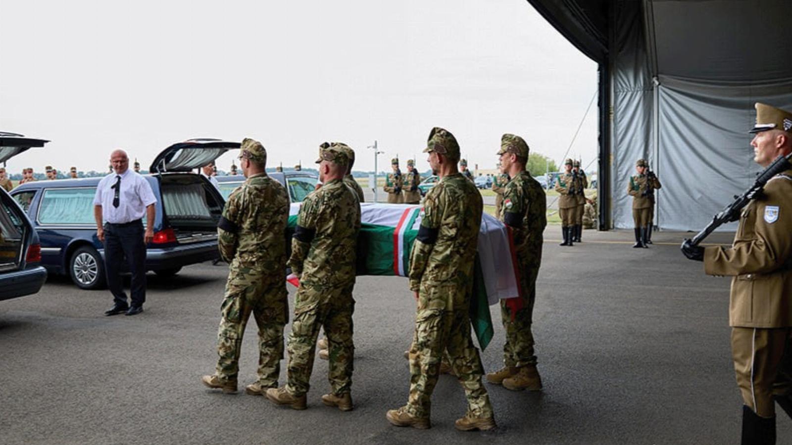 Katonai tiszteletadással fogadják a Horvátországban helikopterbalesetben elhunyt magyar katonák földi maradványait az MH 86. Szolnok Helikopter Bázison 2023. június 27-én