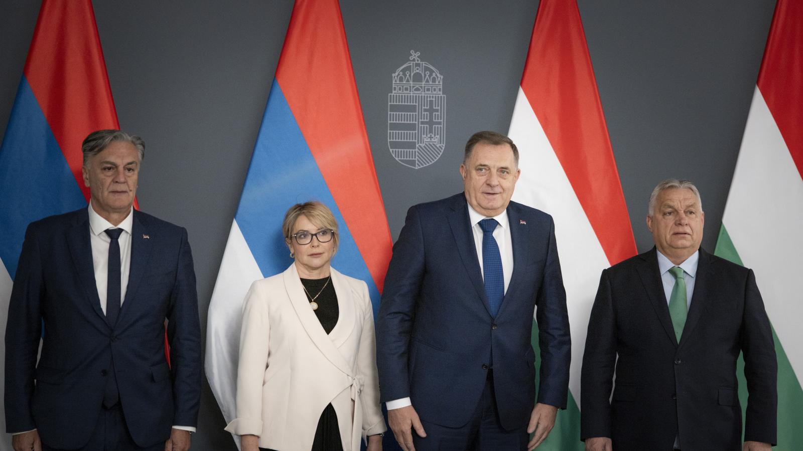 Sinisa Karan, Ana Trisic Babic, Milorad Dodik és Orbán Viktor a Karmelita kolostorban november 26-án 