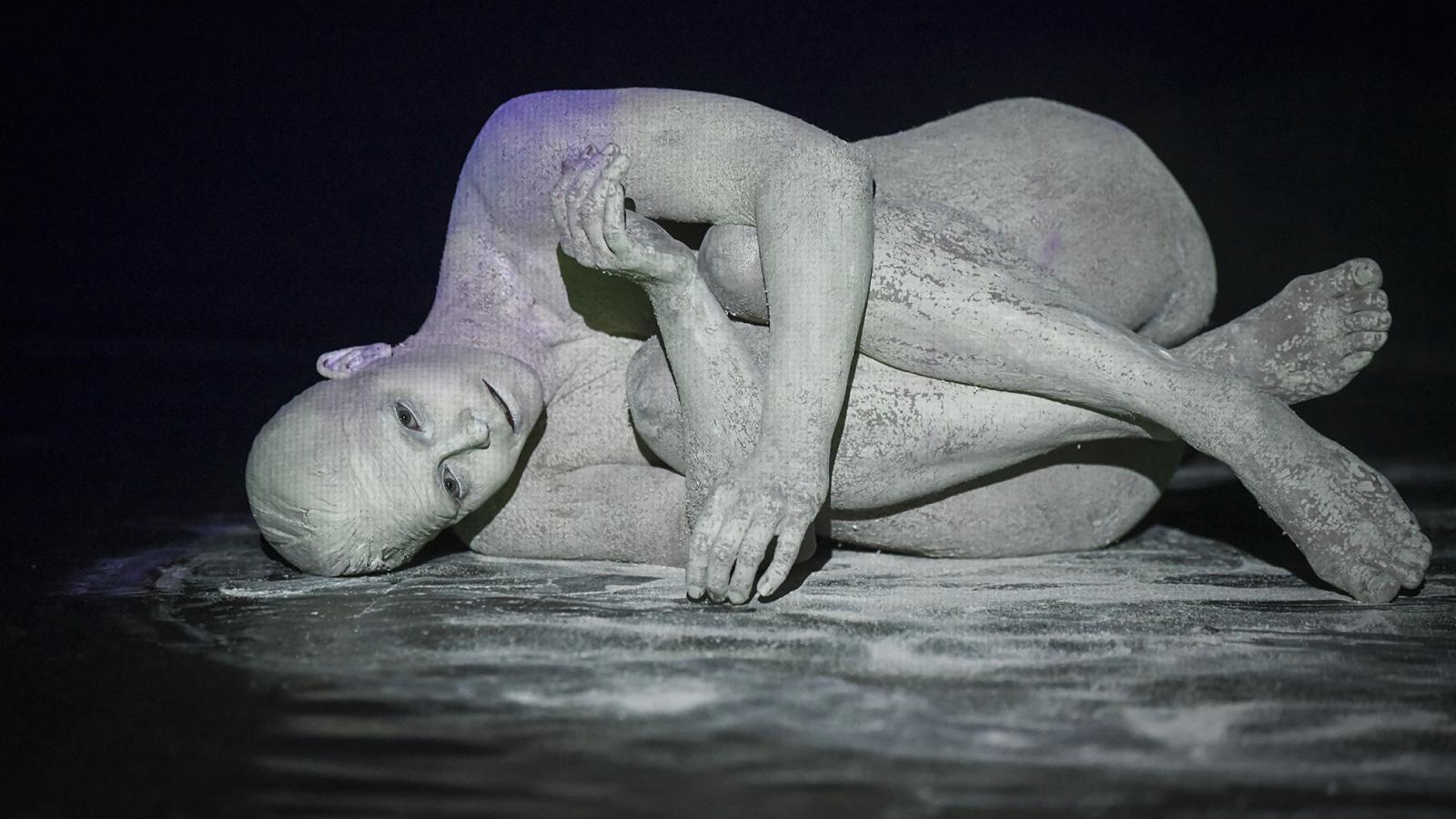 Mórocz Eszter táncművész Gáos László Semmi-szövegek – Hommage a Samuel Beckett című előadásában