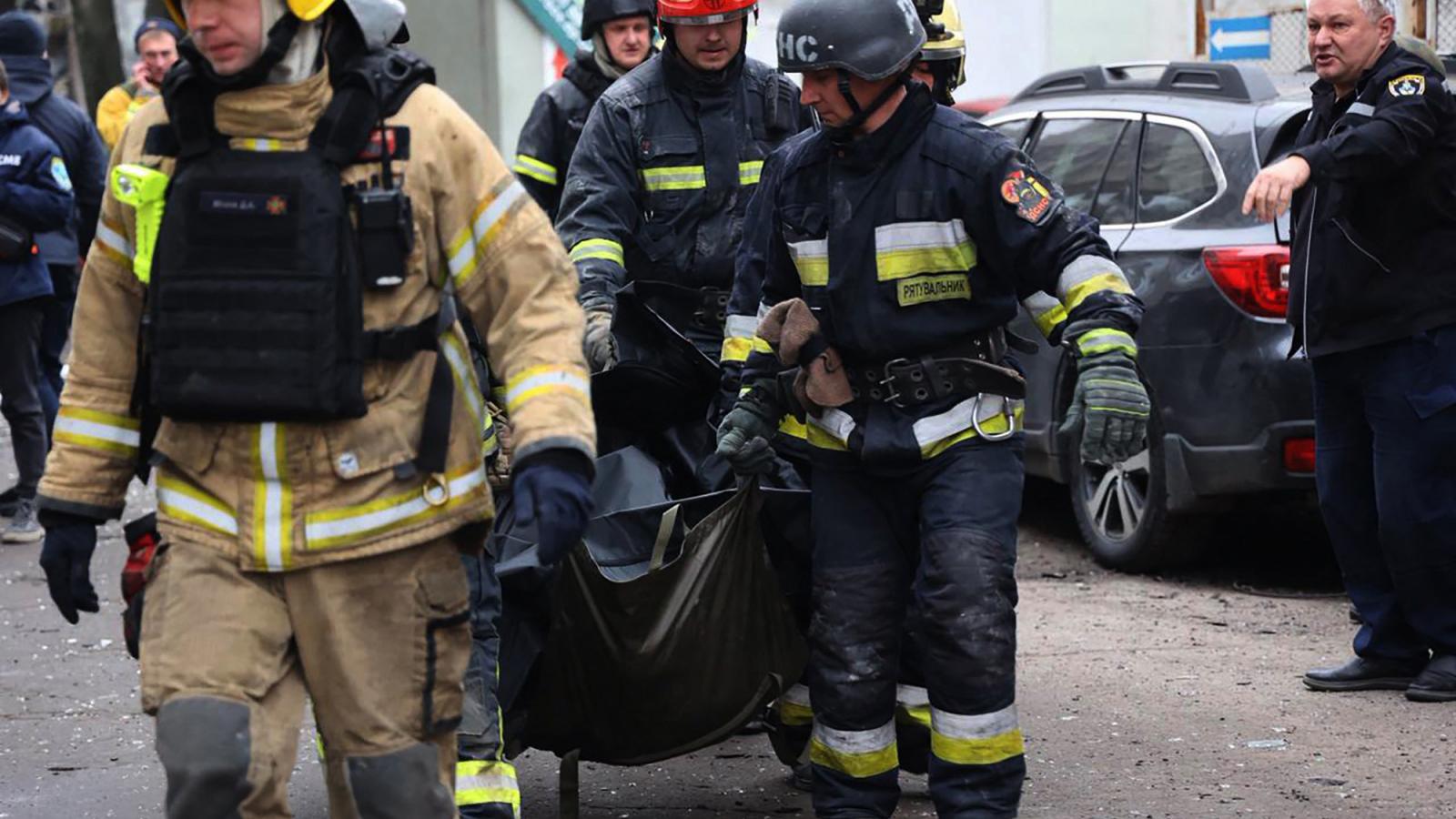 Ukrán mentőegység Dnyipróban december 1-jén