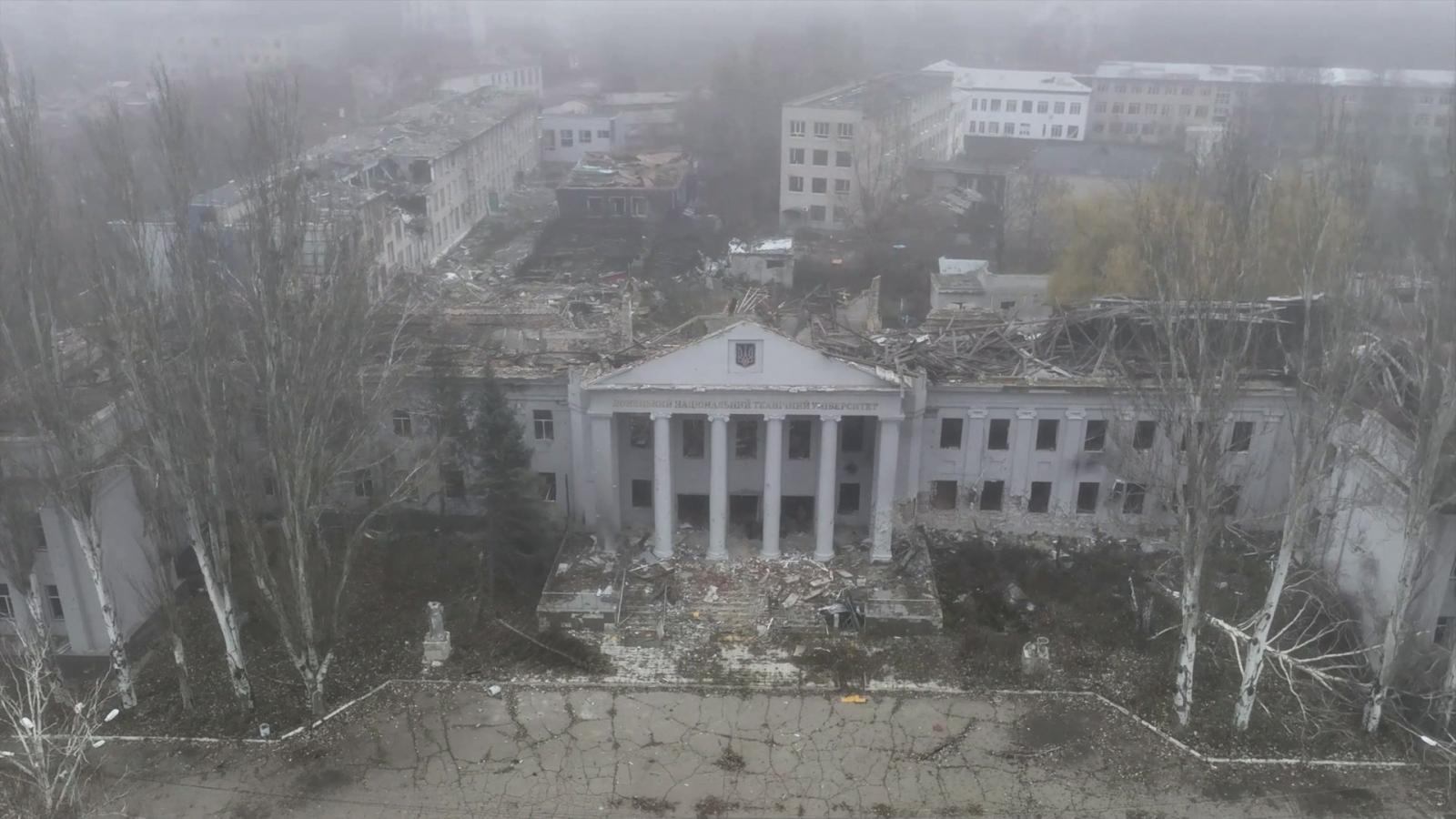 Egy súlyosan megrongált épület Pokrovszkban, a Donyecki területen, Ukrajnában.
