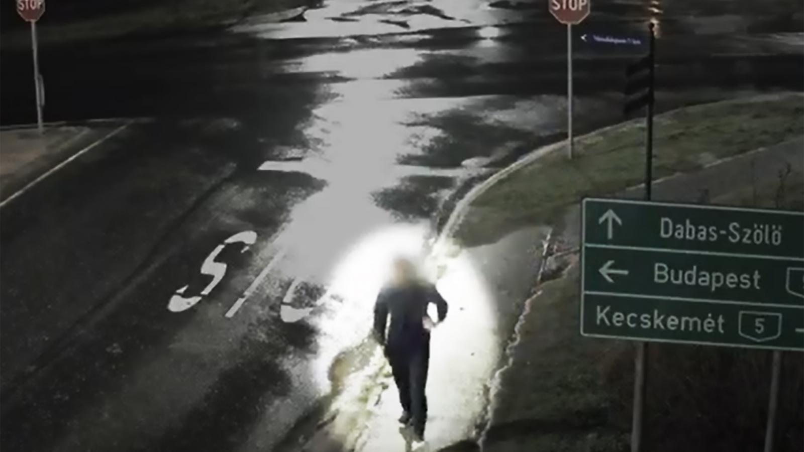 Az elkövető amint elsiet a tett színhelyéről.