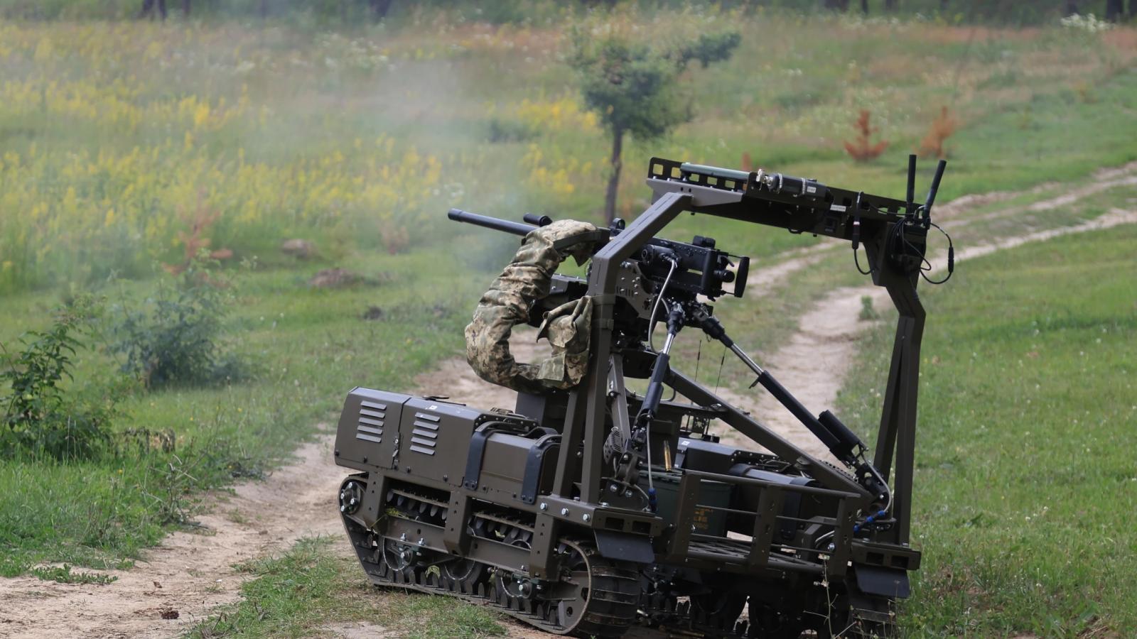 Egy mesterséges intelligencia (MI) vezérelte ukrán DevDroid drón, amely képes egy géppuskával hetekig tartani harcállását