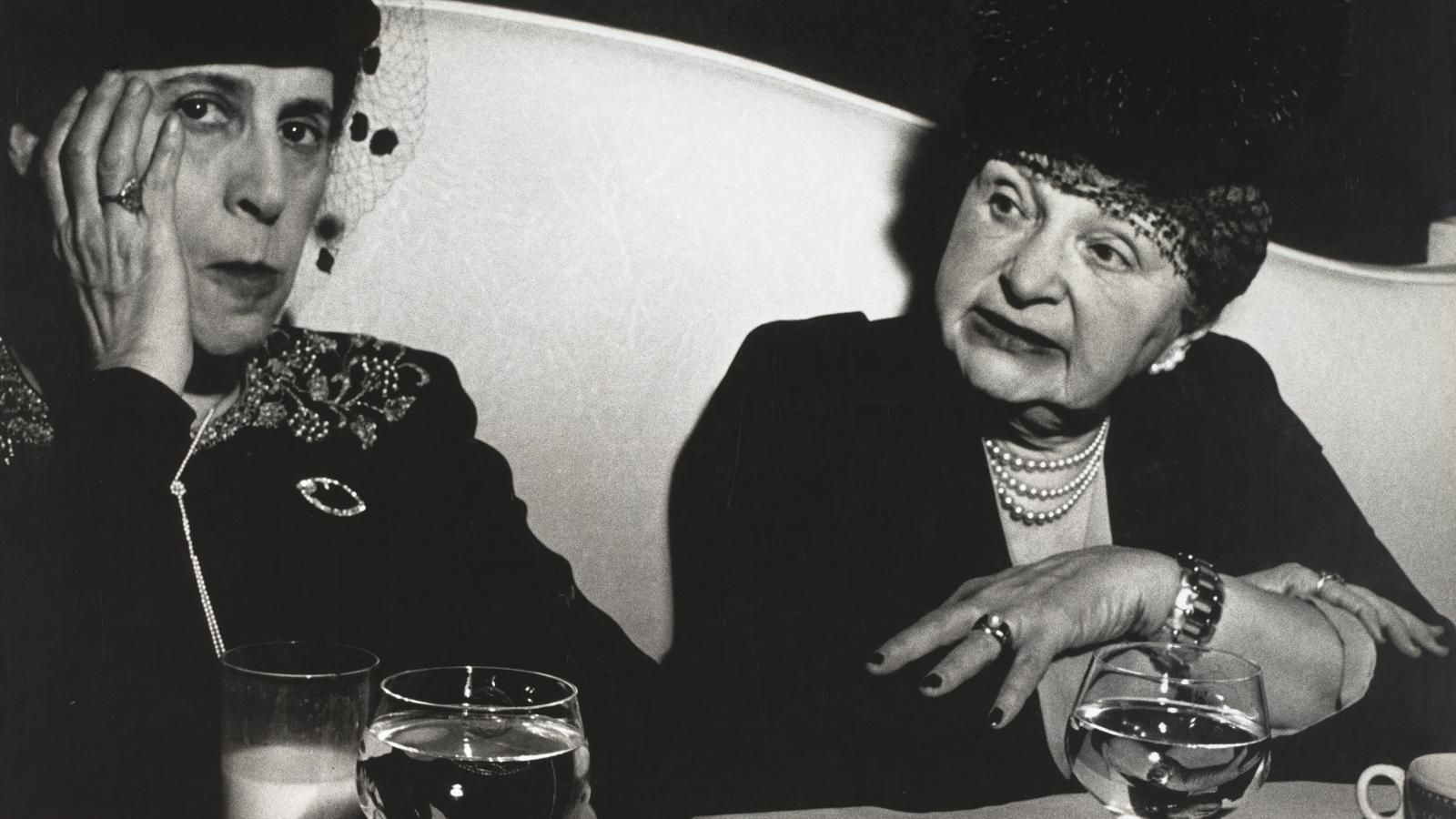 Két hölgy egy New York-i divatbemutatón 1948-ban